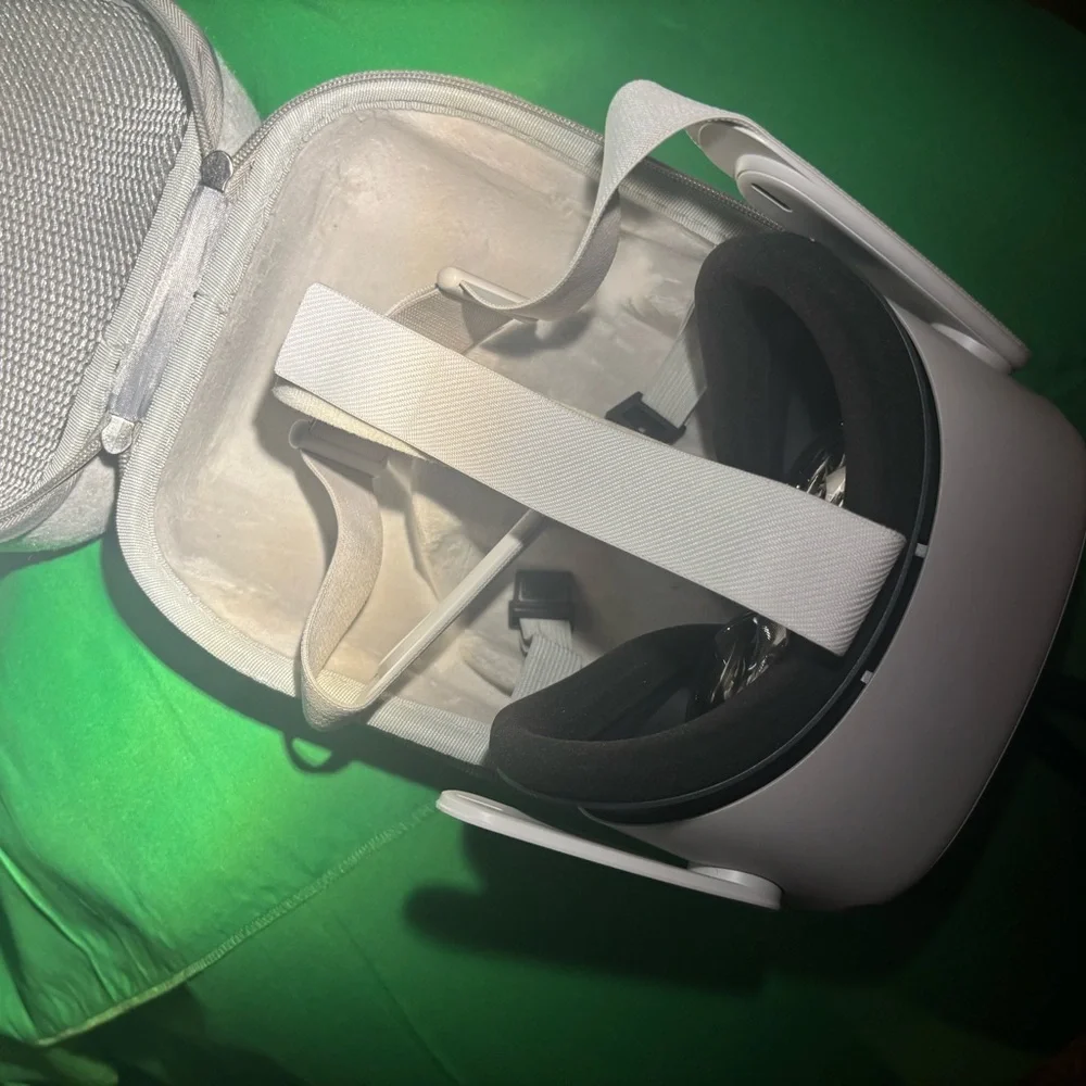 VR Headset/ MetaQuest 2 128GB with CASE